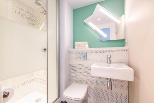 Bathroom sa ibis budget Rouen Centre Rive Gauche