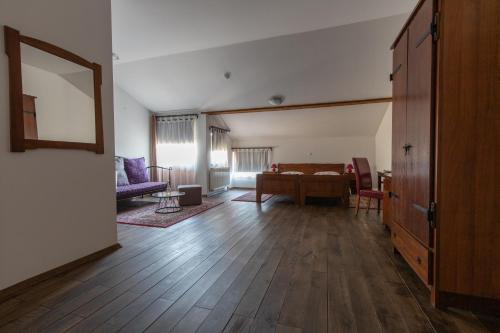 En eller flere senger på et rom på Hotel Lug