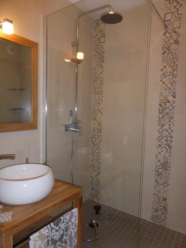 une salle de bain avec un lavabo et une douche dans l'établissement Studio à 300m de la plage, parc, piscine, terrasse, à La Baule