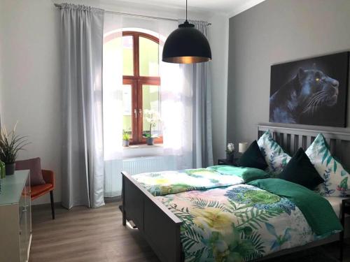 1 dormitorio con cama y ventana en Fewo Seemöwe, en Bremerhaven
