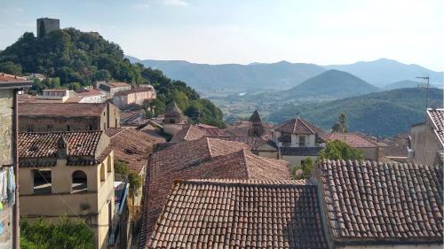 a view of a town with mountains in the background at Le Piracante in Caiazzo