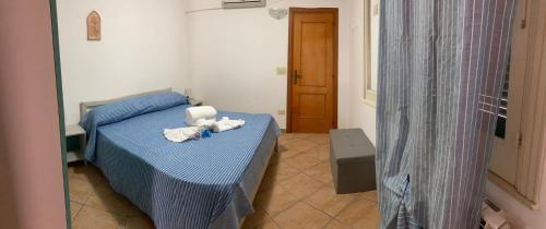 un dormitorio con una cama con un animal de peluche en La Casa di Alessio, en Tropea