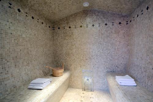 a tiled bathroom with two sinks and towels at Vacancéole - Le Terral - Montpellier Sud in Saint-Jean-de-Védas