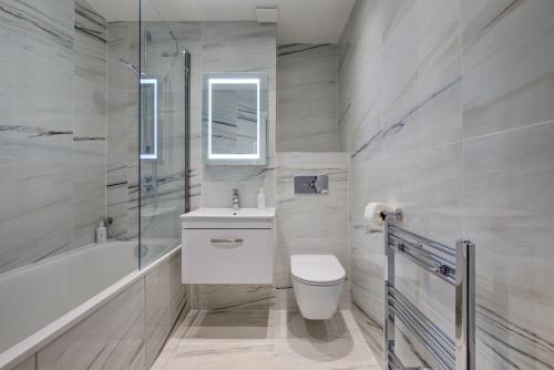 Kylpyhuone majoituspaikassa Collingham Serviced Apartments