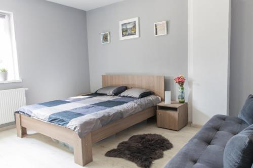 a bedroom with a bed and a couch at STANLEJÓWKA in Swornegacie