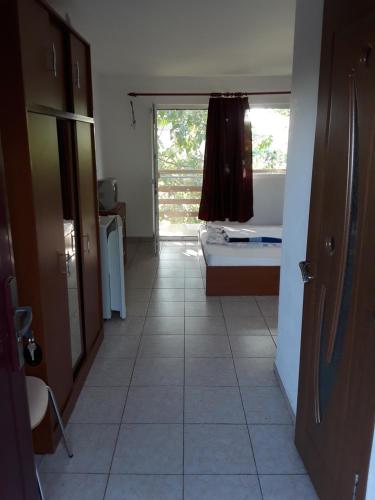 a hallway of a room with a bathroom and a tub at vila catrini in Costinesti