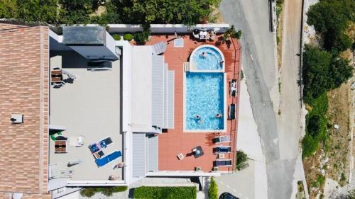 einen Blick über ein Haus mit Pool in der Unterkunft Apartments Villa Manda in Novi Vinodolski