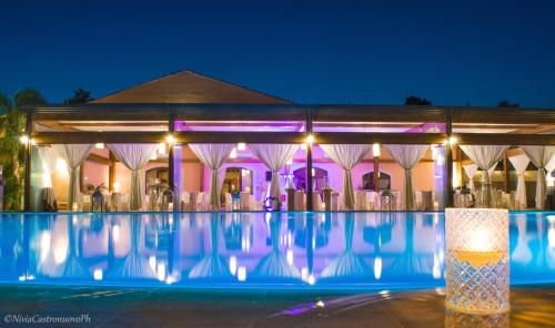 卡尔塔吉罗Villa D'Andrea的夜晚带有游泳池的建筑物