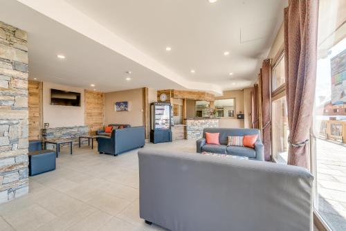 un salon avec des canapés et une cheminée dans l'établissement Residence Le Roc Noir by Alpapart, à La Rosière