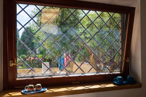 a window with a view of a yard at Appartamento Villa Matone in Grottaferrata