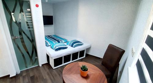 a small room with a small bed and a table at Ferienhäuschen Zittau in Zittau