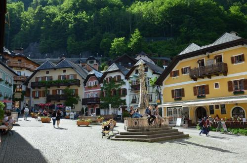 Gallery image of Haus am Hof - 15th century house at the lake, near the marketplace, with a balcony in Hallstatt