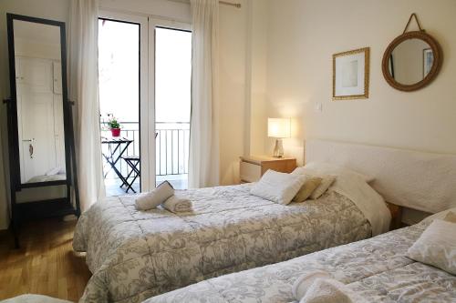 Gulta vai gultas numurā naktsmītnē Luxury, Spacious apartment near Megaro Mousikis. Ideal for professionals and families.