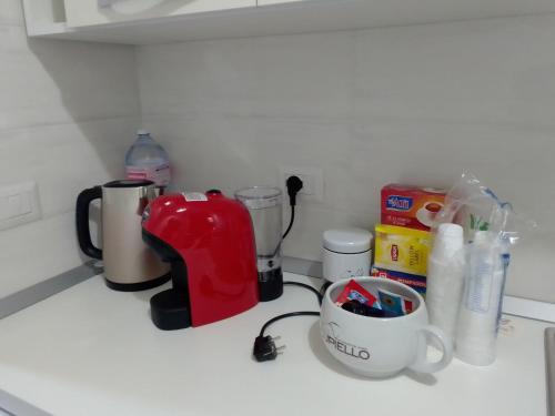 a kitchen counter with a blender and cups on it at B&B AEREOSTATION in Lamezia Terme