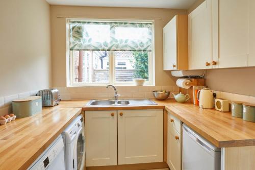 Kuchyňa alebo kuchynka v ubytovaní Host & Stay - Rosebank Cottage