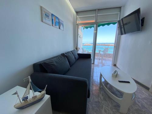 un soggiorno con divano e una piccola barca su un tavolo di Cristianmar ad Arona