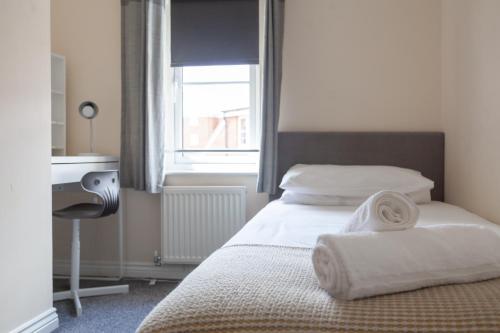 Een bed of bedden in een kamer bij Hereford - Mayflower Coach House, Modern 2 Bedroom Property With Parking, Located South Of Hereford City, Suitable For Small Family, Couple Or Contractors - Sleeps Up To 5 Guests - Hosted by RENTMYHOUSE