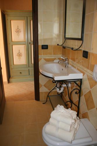 a bathroom with a sink and a toilet with towels at L'Allegra Brigata in Finale Ligure