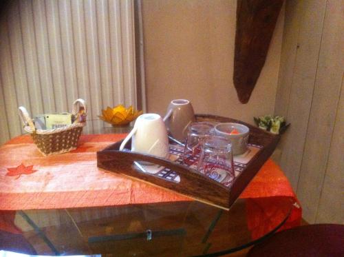 翁弗勒爾的住宿－雷夏美特旅館，一张桌子,上面放着食物