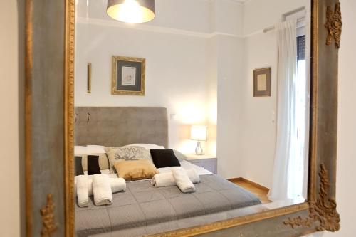 Gulta vai gultas numurā naktsmītnē Luxury, Spacious apartment near Megaro Mousikis. Ideal for professionals and families.