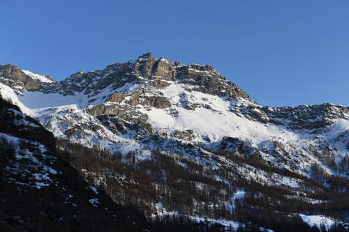 uma montanha coberta de neve e gelo em Hotel Rascard em Valtournenche