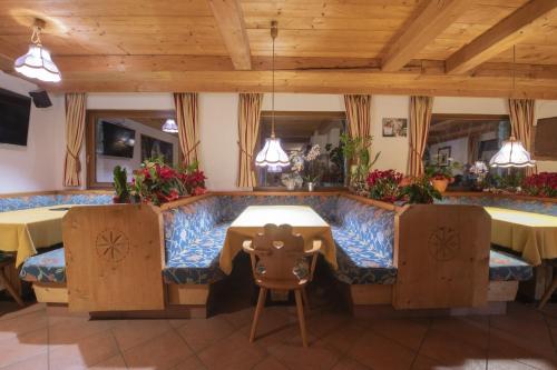 a restaurant with a bathtub in the dining room at Hotel Rascard in Valtournenche