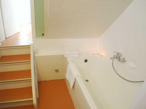 y baño con bañera, ducha y toallas. en Ferienwohnung Gretel en Kassel