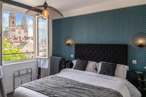 Posteľ alebo postele v izbe v ubytovaní Hôtel Le Boeuf Couronné Chartres - Logis Hotels