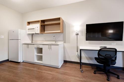 an office with a desk and a computer and a chair at Extended Stay America Premier Suites - Tampa - Gibsonton - Riverview in Gibsonton