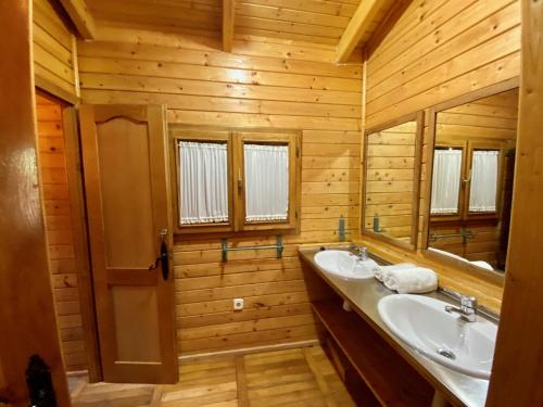 A bathroom at Camping Rural Llanos de Arance