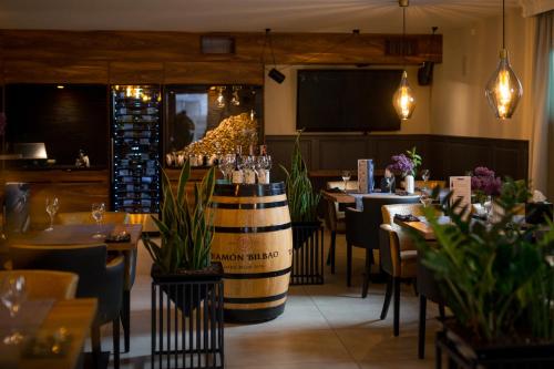 フルビエシュフにあるHotel & Restauracja Gnieckiのテーブルと椅子、ワイン樽のあるレストラン