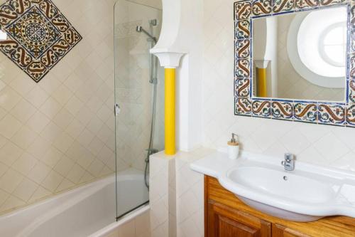 雷東多的住宿－Monte das Sesmarias，浴室配有盥洗盆、镜子和浴缸