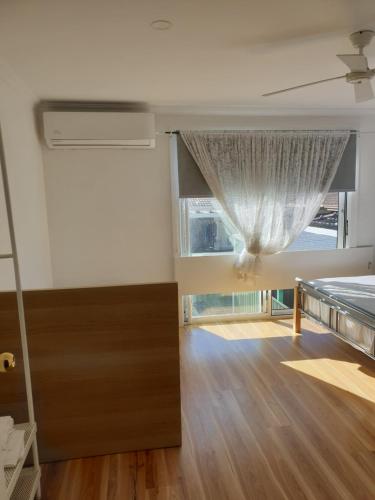 DIANELLA Budget Rooms Happy Place to Stayにあるベッド