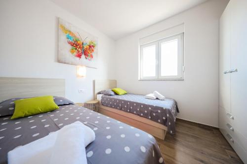 a bedroom with two beds and a window at 1oak rentals in Vir