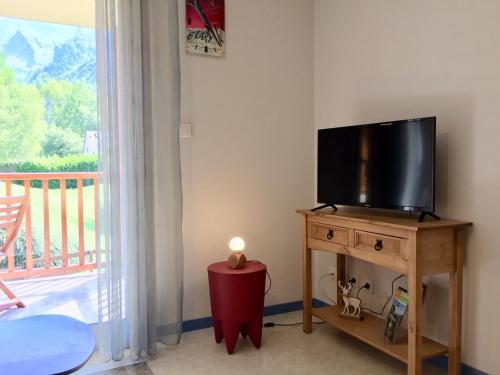 卢登维耶尔Appartement-Terrasse "Les Edelweiss" - Loudenvielle location的客厅里有一台木桌上的电视