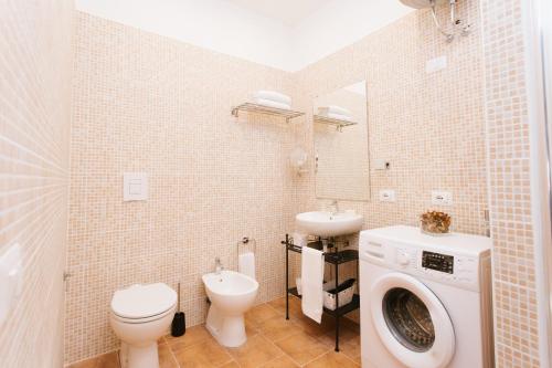 ナポリにあるAl centro di Napoliのバスルーム(トイレ、洗面台、洗濯機付)