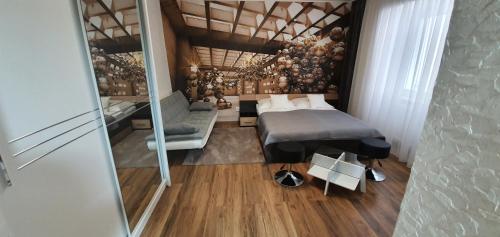 małą sypialnię z łóżkiem i lustrem w obiekcie Olomouc NEW2 w Ołomuńcu