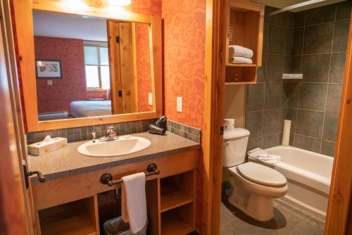 Un baño de Fox Hotel and Suites