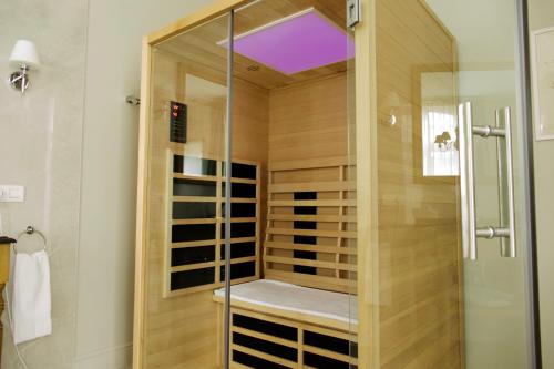 um chuveiro com uma porta de vidro na casa de banho em Villa de Noailles em Spa