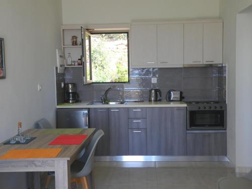 Dapur atau dapur kecil di Galini Apartment's-Suites