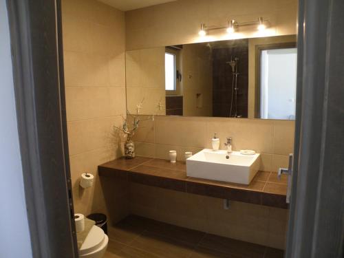 Bilik mandi di Galini Apartment's-Suites