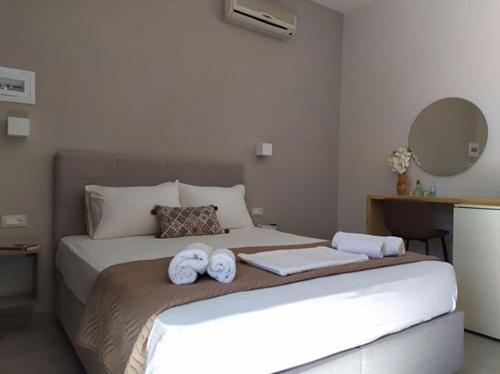 Una cama o camas en una habitación de Galini Apartment's-Suites
