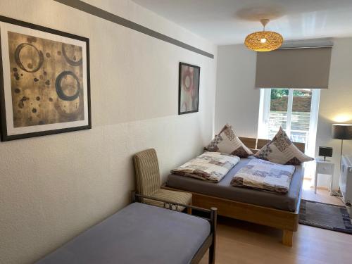 una camera con un letto e un tavolo di 3-Room Karl-Heine a Lipsia