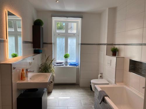 y baño con lavabo, bañera y aseo. en 3-Room Karl-Heine, en Leipzig