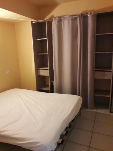 une chambre avec un lit et un rideau de douche dans l'établissement Appartement village Le Liberty 3 Argelès Sur Mer 2km plage, à Argelès-sur-Mer