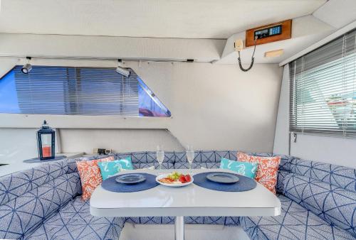 Posezení v ubytování Infinity Yacht in Downtown St Augustine