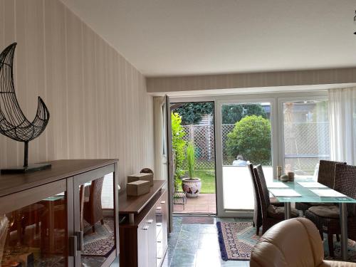 Χώρος καθιστικού στο Lüttje Huus Frieda mit Strandkorb am Strand von Mai bis September