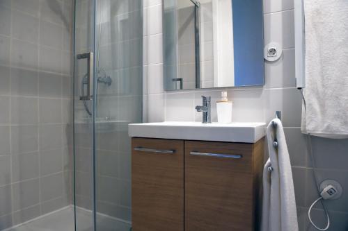 y baño con lavabo y ducha. en Trendy Flats Fontainhas, en Oporto