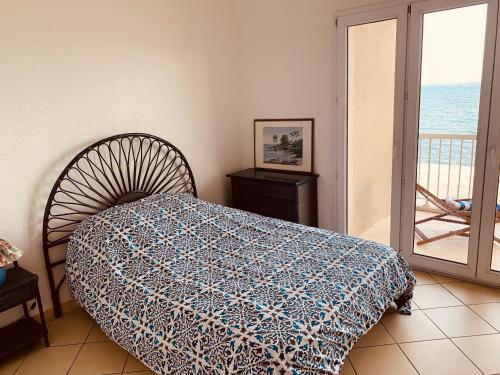 une chambre avec un lit et une vue sur l'océan dans l'établissement Le Latania, à Sainte-Maxime