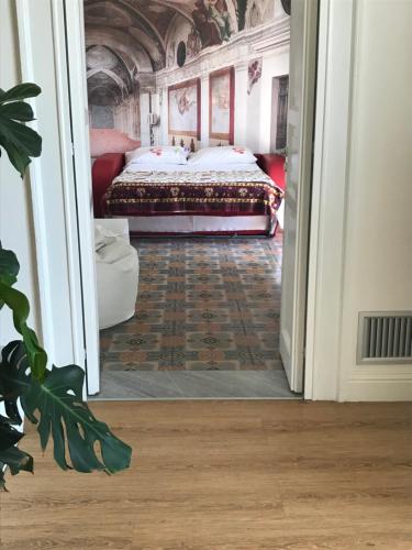 una camera con un letto nel mezzo di una porta di Appartamento Vista Mare Regina Elena al Porto a Trapani